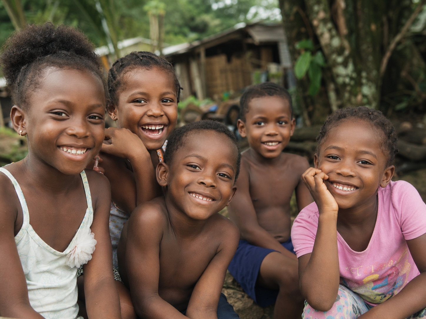 Image illustrative d’enfants afro souriants dans un environnement tropical